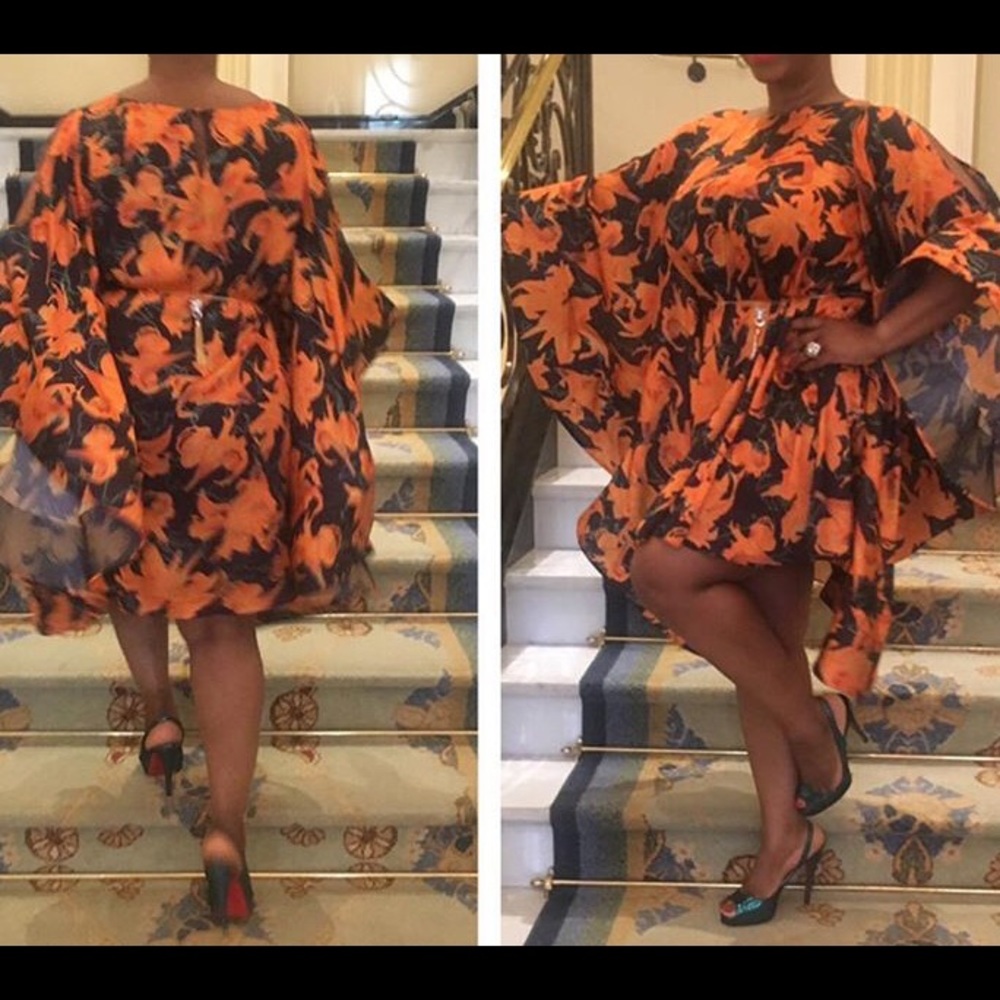 Show stopper dress w beautiful embellished sleeves